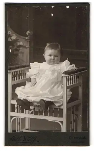 Fotografie Atelier Wolff, Darmstadt, Ludwigsplatz 6, Kleinkind im weissen Kleid auf Stuhl sitzend