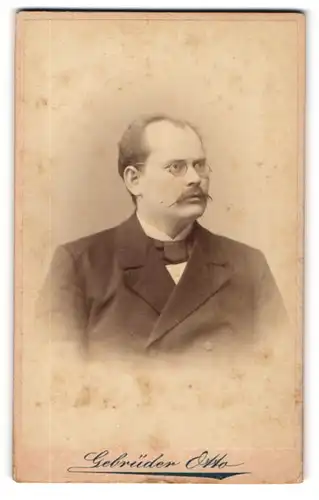 Fotografie Gebrüder Otto, Oranienburg, Berliner Str. 15, Herr in feinem Anzug mit Krawattenschleife