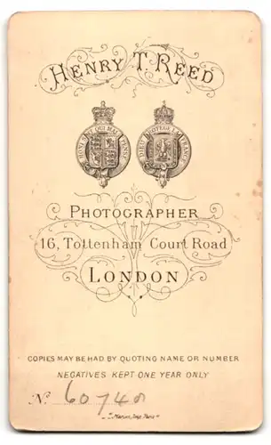 Fotografie H. T. Reed, London, 16. Tottenham Court Road, Lächelnde Schönheit mit Brosche