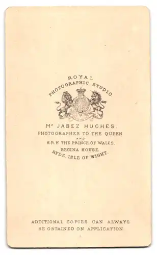 Fotografie Jabez Huches, Ryde I. W., Regina House, Vollbärtiger Herr in karierter Jacke