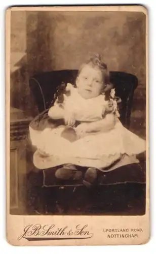 Fotografie J. B. Smith & Son, Nottingham, Portland Road 1, Süsses Kleinkind mit Schleifen am Kleid