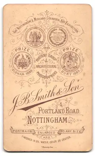 Fotografie J. B. Smith & Son, Nottingham, Portland Road 1, Süsses Kleinkind mit Schleifen am Kleid