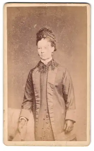 Fotografie W. F. Taylor, Windsor, 13 High Street, Junge feine Dame in edlem Mantel