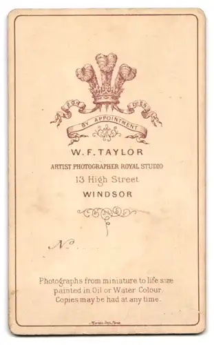 Fotografie W. F. Taylor, Windsor, 13 High Street, Junge feine Dame in edlem Mantel