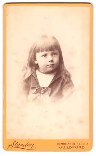 Fotografie Stanley, Guildford, Süsses kleines Mädchen mit grossen staunenden Augen