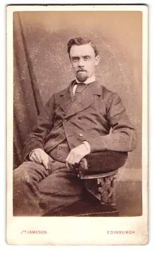 Fotografie Jameson, Edinburgh, 50 North Pitt Street, Vollbärtiger Herr auf einem Stuhl