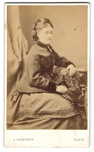 Fotografie A. Anderson, Elgin, Dame in feiner Kleidung auf einem Stuhl