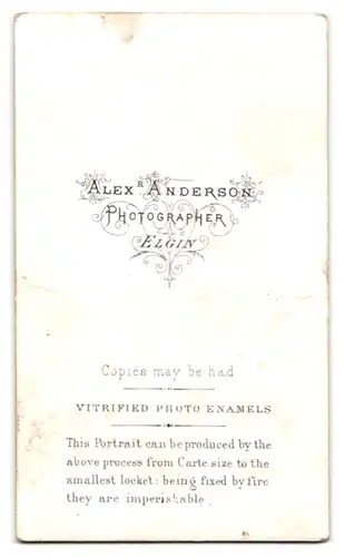 Fotografie A. Anderson, Elgin, Dame in feiner Kleidung auf einem Stuhl