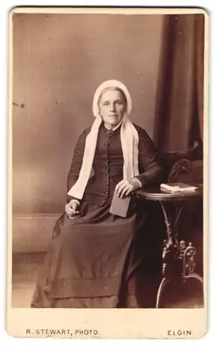 Fotografie R. Stewart, Elgin, High Street, Reifere Dame mit Kopfputz im Kleid