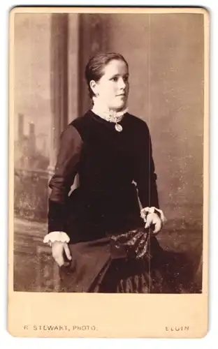 Fotografie R. Stewart, Elgin, High Street, Junge hübsche Frau in dunklem Kleid