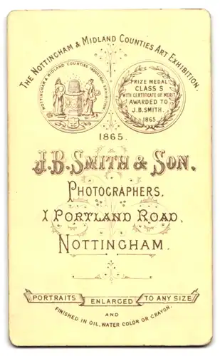 Fotografie J. B. Smith & Son, Nottingham, 1 Portlando Road, Junge Frau mit Fächer in den Händen