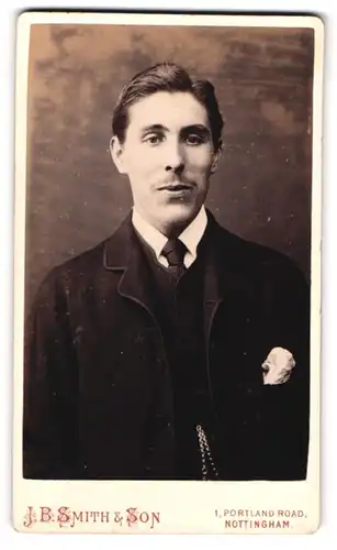 Fotografie J. B. Smith & Son, Nottingham, 1 Portlando Road, Portrait eines jungen Herrn in feinem Zwirn