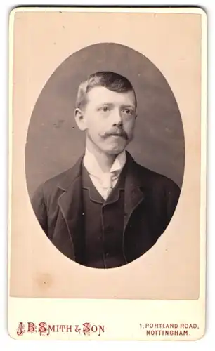 Fotografie J. B. Smith & Son, Nottingham, 1 Portlando Road, Portrait eines Herrn mit Schnauzbart