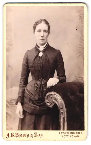 Fotografie J. B. Smith & Son, Nottingham, 1 Portlando Road, Junge Frau in feinem Kleid mit Spitzenbesatz