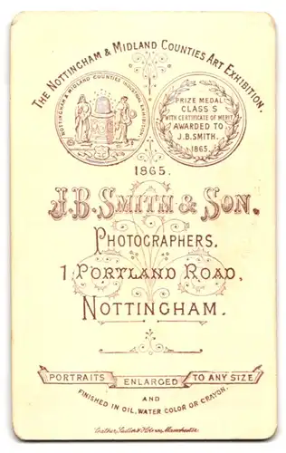 Fotografie J. B. Smith & Son, Nottingham, 1 Portlando Road, Junge Frau in feinem Kleid mit Spitzenbesatz