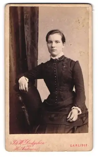 Fotografie J. & W. Dodgshon, Carlisle, Hübsche Dame in tailliertem Kleid
