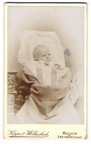 Fotografie Hippe & Wolleschak, Mücheln, Säugling mit unzufriedenem Gesicht