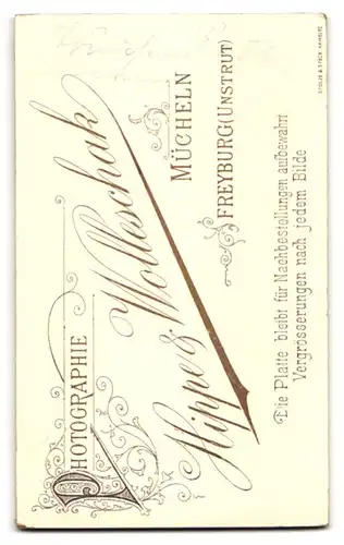 Fotografie Hippe & Wolleschak, Mücheln, Säugling mit unzufriedenem Gesicht