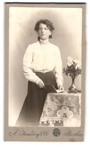 Fotografie A. Jandorf & Co., Berlin, S.E. Bellealliancestr. 1 /2, Junges Mädchen in heller Bluse mit Buch