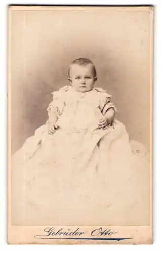 Fotografie Gebrüder Otto, Oranienburg, Berliner Str. 15, Säugling mit traurigem Gesicht