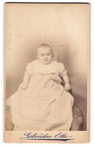 Fotografie Gebrüder Otto, Oranienburg, Berliner Str. 15, Baby in hellem Kleidchen