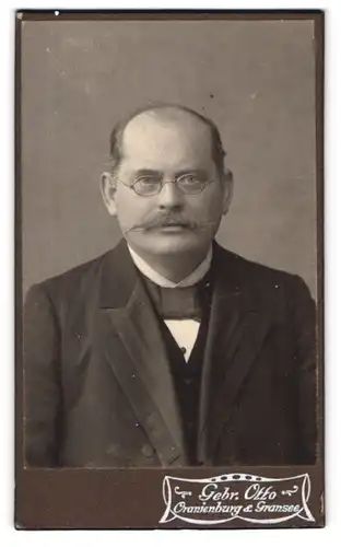 Fotografie Gebrüder Otto, Oranienburg, Elegant gekleideter Herr mit Nickelbrille
