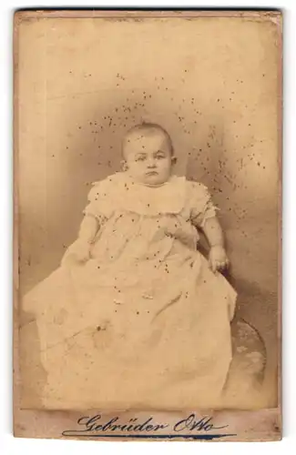 Fotografie Gebrüder Otto, Oranienburg, Berliner Str. 15, Süsses Baby in feinem Kleidchen