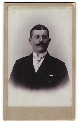 Fotografie unbekannter Fotograf und Ort, Portrait Herr mit Schnauzbart trägt Anzug und Krawatte