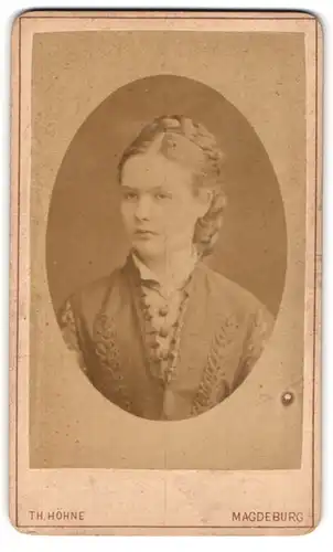 Fotografie Th. Höhne, Magdeburg, Breiteweg 134, Portrait junge Dame mit geflochtenem Haar