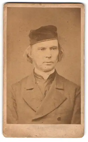 Fotografie Bernhard Petri, Göttingen, Portrait Herr mit Mütze im Anzug