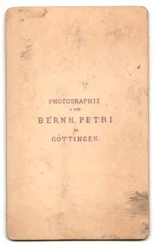 Fotografie Bernhard Petri, Göttingen, Portrait Herr mit Mütze im Anzug