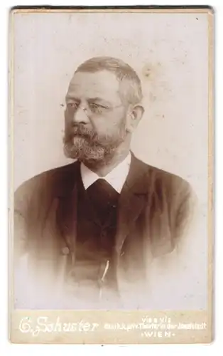 Fotografie G. Schuster, Wien-Josefstadt, vis a vis dem k.k. Priv. Theater, Portrait Herr mit Vollbart & Brille