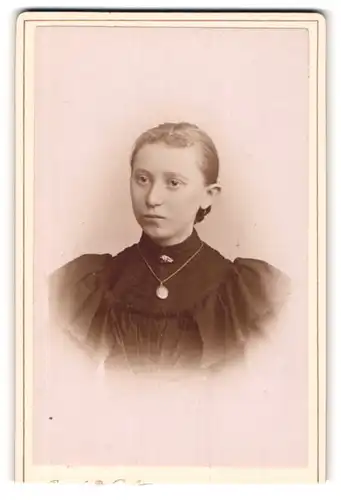 Fotografie Carl Koch, Hamburg, Neuerwall 30, Portrait Mädchen mit Halskette & Kragenbrosche im schwarzen Kleid