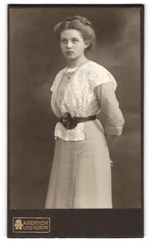 Fotografie A. Wertheim, Berlin, Junges Mädchen mit gestreiftem Kleid