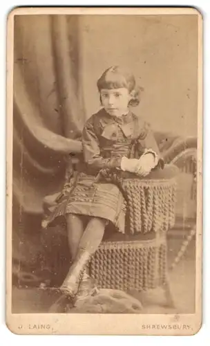 Fotografie J. Laing, Shrewsbury, Castle Street, Junges Mädchen mit hohen Stiefeln