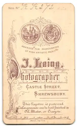 Fotografie J. Laing, Shrewsbury, Castle Street, Junges Mädchen mit hohen Stiefeln