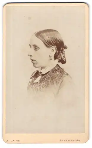 Fotografie J. Laing, Shrewsbury, Castle Street, Portrait einer Jungen Frau mit Spitzenkragen