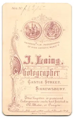 Fotografie J. Laing, Shrewsbury, Castle Street, Portrait einer Jungen Frau mit Spitzenkragen