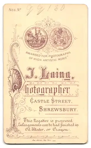 Fotografie J. Laing, Shrewsbury, Castle Street, Dame mit pelzbesetzter Jacke