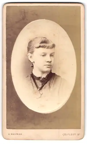 Fotografie A. Mayman, London, 170 Fleet Street, Portrait eines jungen Mädchens mit Samtkette