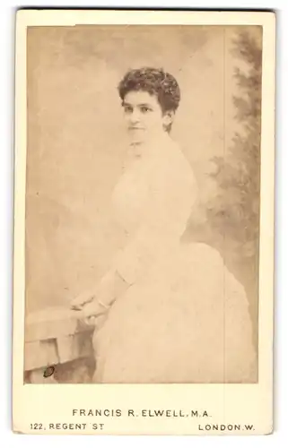 Fotografie Francis R. Elwell M. A., London W., Regent Street 122, Portrait einer jungen Frau im hellen Kleid