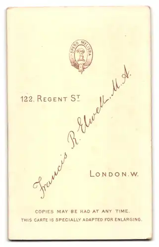 Fotografie Francis R. Elwell M. A., London W., Regent Street 122, Portrait einer jungen Frau im hellen Kleid