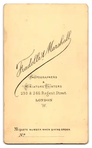 Fotografie Fradelle & Marshall, London, Regent Street 230 & 246, Süsses Kleinkind auf einem Polsterstuhl