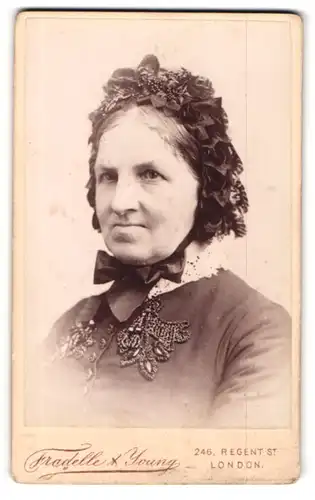 Fotografie Fradelle & Young, London, Regent Street 246, Portrait einer Dame mit Kopfputz