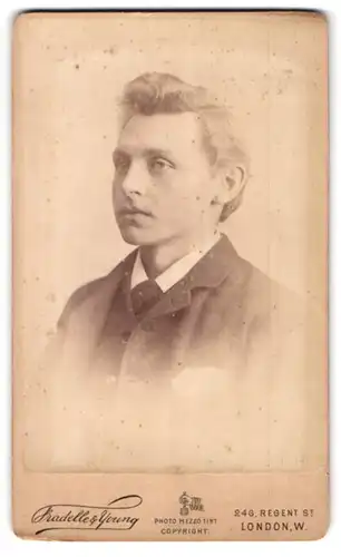 Fotografie Fradelle & Young, London, Regent Street 246, Portrait eines jungen Herrn mit Haartolle