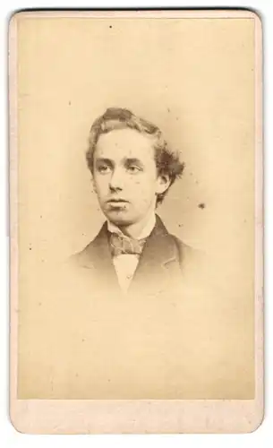 Fotografie The London Portrait Co., London, 68 Cheapside, Junger Mann mit Krawattenschleife