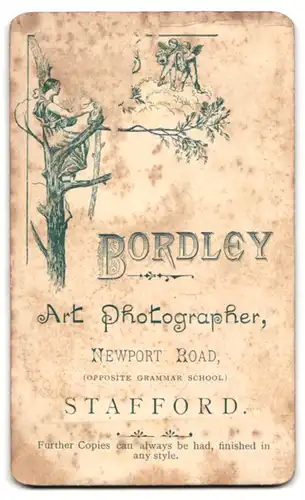 Fotografie Bordley, Stafford, Newport Road, Niedliches Kleinkind auf einem Fell sitzend