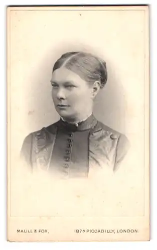 Fotografie Maull & Fox, London, Piccadilly 187, Portrait einer jungen Frau mit hochgebundenem Haar