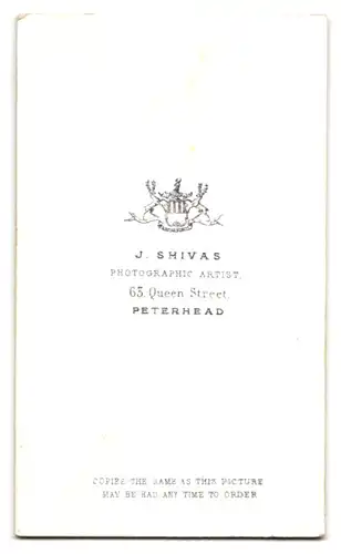 Fotografie J. Shivas, Peterhead, 63 Queen Street, Junge Dame mit Kopfputz