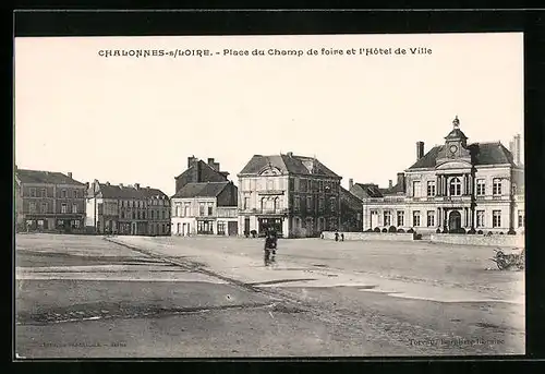 AK Chalonnes-sur-Loire, Place du Champ de foire et Hotel de Ville